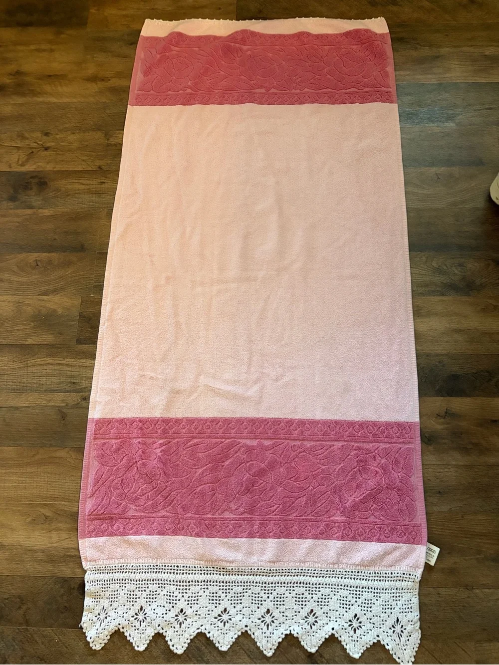 Vintage Pink Decorative Crochet-Trim Bath Towel roses